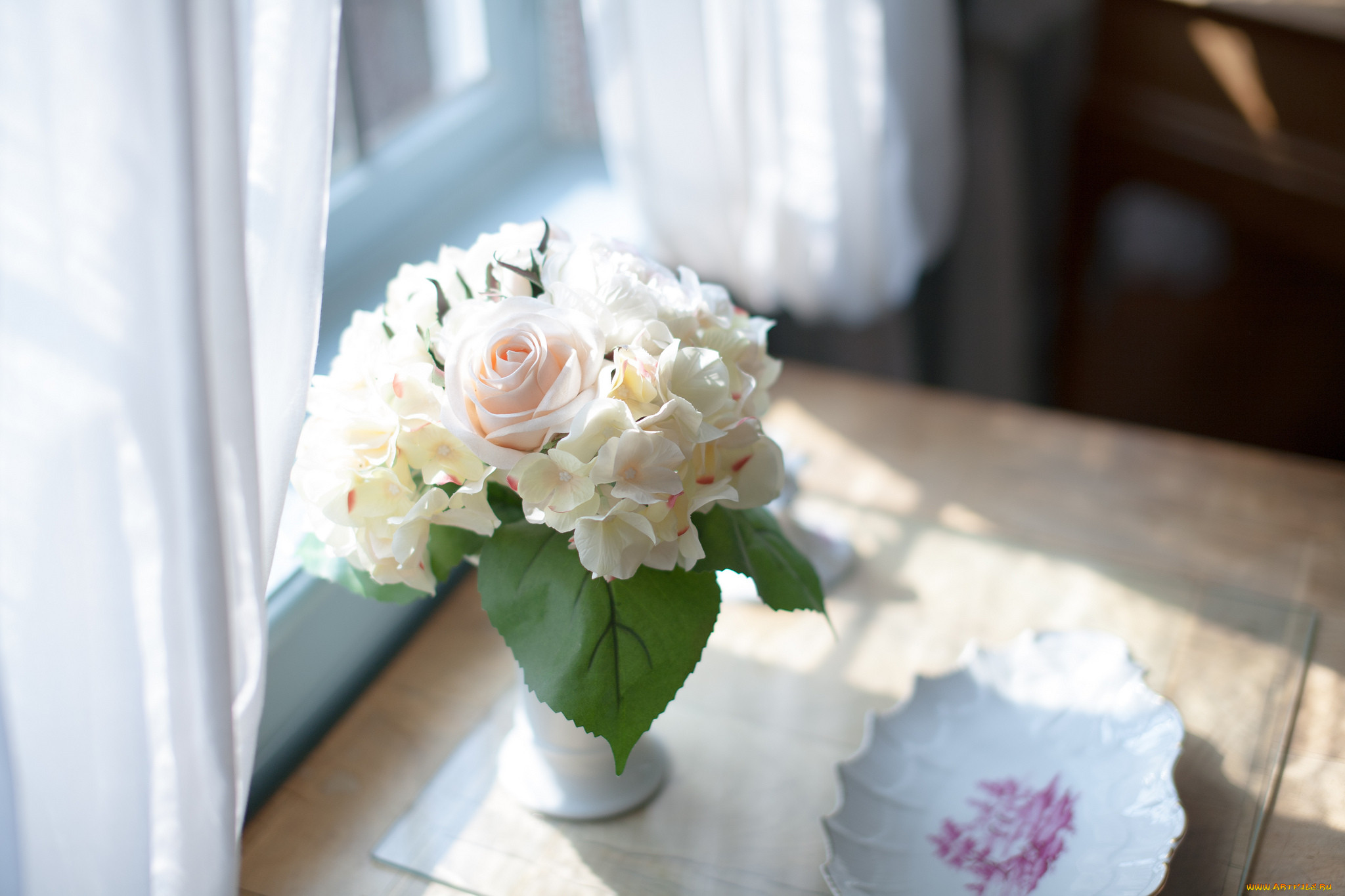 Цветы ставить в холодную или теплую. Букет роз на окне. Букет цветов на столе. Цветы в вазе на окне. Белые розы на окне.